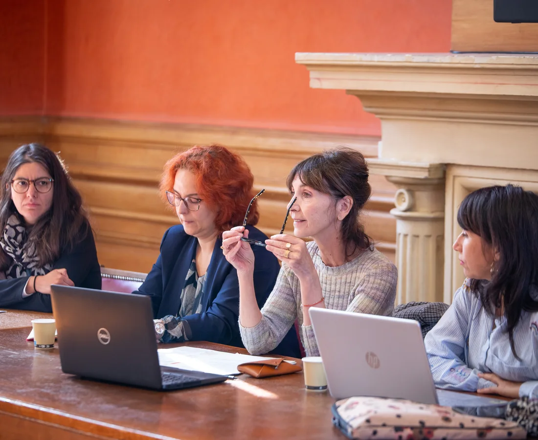 Quatre expertes réunies autour d’une table pendant un colloque.